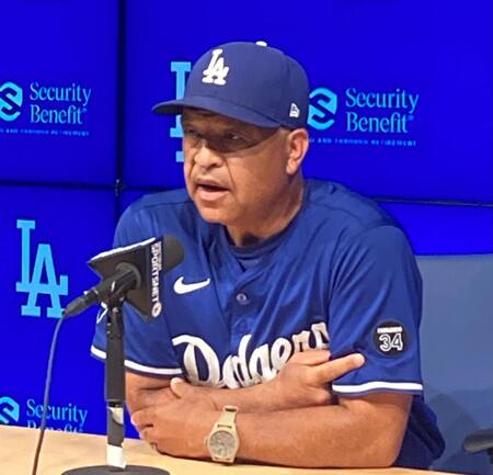 　試合前に会見に応じるロバーツ監督（撮影・小林信行）