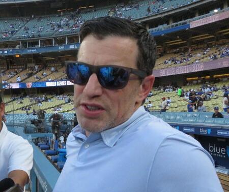 　試合前に取材対応したドジャースのフリードマン編成本部長（撮影・小林信行）