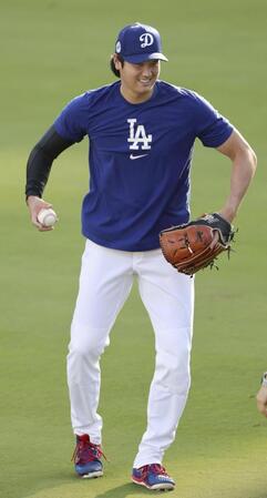 　キャッチボールする大谷（共同）