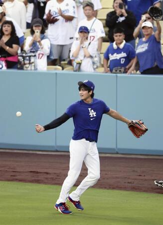 　キャッチボールを終えた大谷（共同）