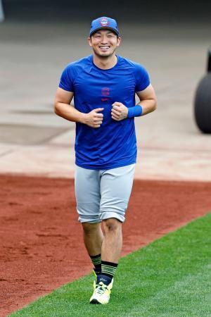 　笑顔でジョギングするカブス・鈴木＝ピッツバーグ（共同）