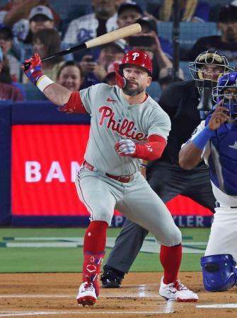 　ドジャース戦の１回、５３号ソロを放つフィリーズのシュワバー＝ロサンゼルス（共同）
