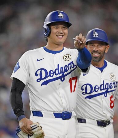 　３回、四球で出塁した大谷（共同）