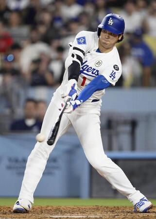 　５回、右翼線に二塁打を放つ大谷（共同）