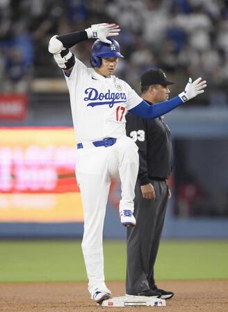 　５回、二塁打を放ちポーズをとる大谷（共同）