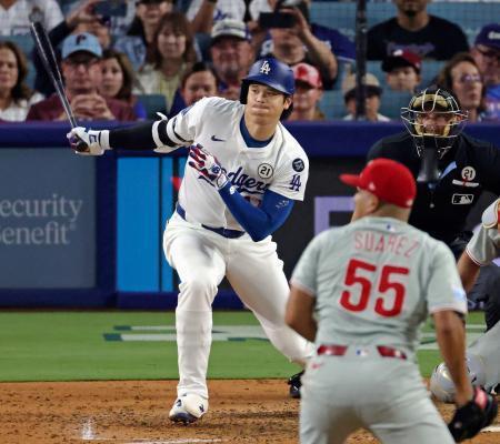 　フィリーズ戦の５回、右翼線に二塁打を放つドジャース・大谷。投手スアレス＝ロサンゼルス（共同）
