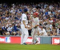 　２００８年ナ・リーグ優勝決定シリーズ第３戦での２人（ジョン・スーフー／ドジャース提供）