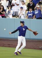 　キャッチボールを終えた大谷（共同）