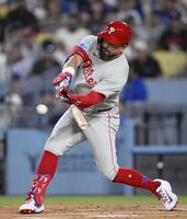 　１回、５３号ソロを放つシュワバー（共同）