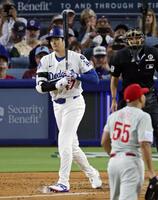 　３回、四球を選ぶ大谷（共同）