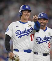 　３回、四球で出塁した大谷（共同）