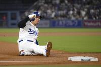 　５回、ベッツの中犠飛で三進する大谷（共同）