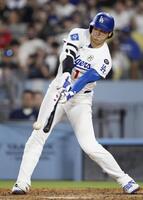 　５回、右翼線に二塁打を放つ大谷（共同）