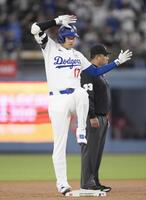 　５回、二塁打を放ちポーズをとる大谷（共同）