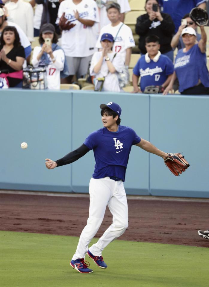 　キャッチボールを終えた大谷（共同）