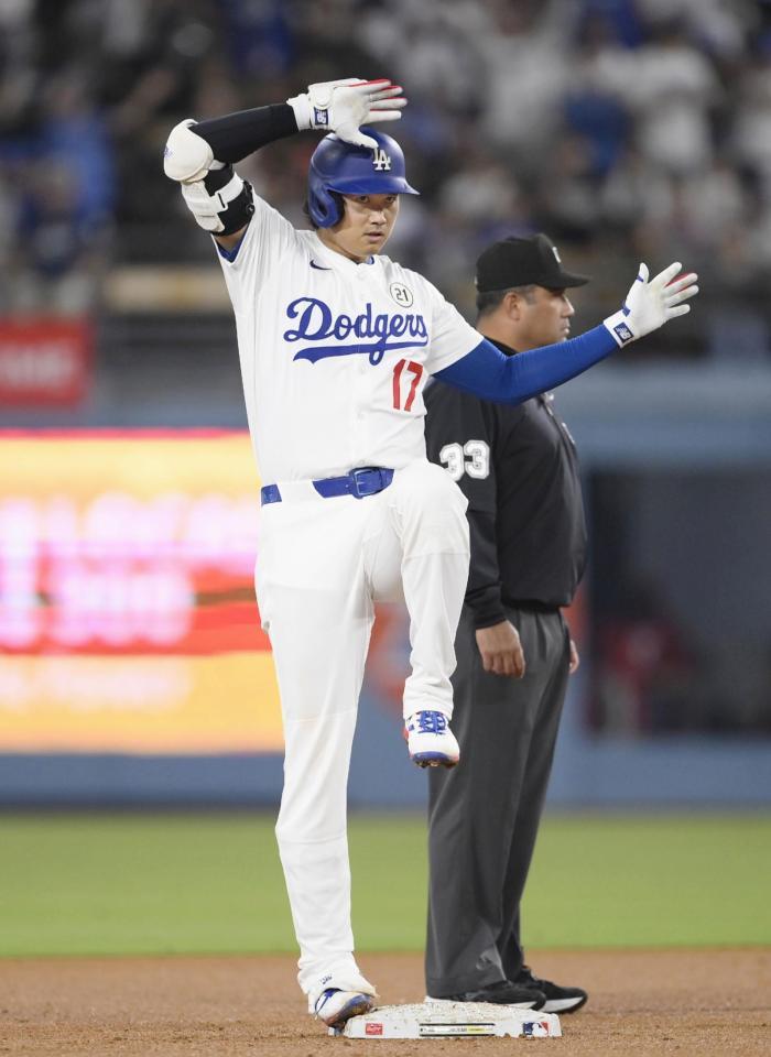 　５回、二塁打を放ちポーズをとる大谷（共同）