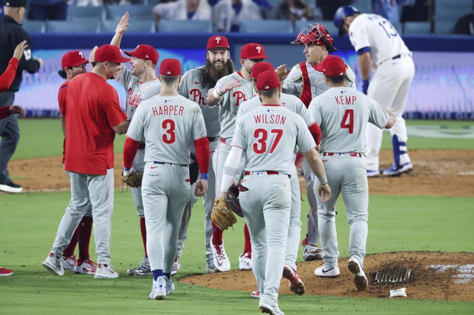 　ドジャースに勝利し、ナ・リーグ東地区優勝を決めタッチを交わすフィリーズナイン（共同）