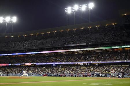 　フィリーズ戦の１回、シュワバーと対戦するドジャース先発の大谷（共同）