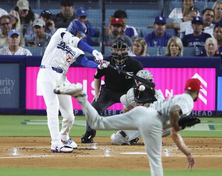 　フィリーズ戦の１回、二塁内野安打を放つドジャース・大谷。投手サンチェス（共同）