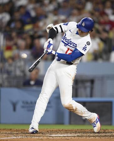 　フィリーズ戦の８回、50号ソロを放つドジャース・大谷翔平。メジャー史上６人目となる２年連続の50本塁打に到達した（共同）