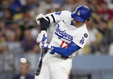 　フィリーズ戦の８回、50号ソロを放つドジャース・大谷翔平。メジャー史上６人目となる２年連続の50本塁打に到達した（共同）