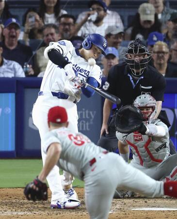 　フィリーズ戦の８回、50号ソロを放つドジャース・大谷翔平。メジャー史上６人目となる２年連続のシーズン50本塁打に到達した（共同）