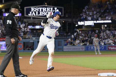 　フィリーズ戦の８回、50号ソロを放ち塁を回るドジャース・大谷翔平。メジャー史上６人目となる２年連続のシーズン50本塁打に到達した（共同）