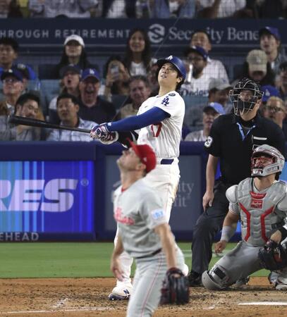 　フィリーズ戦の８回、５０号ソロを放つ大谷。メジャー史上６人目となる２年連続のシーズン５０本塁打に到達した（共同）