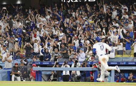 　８回、５０号ソロを放った大谷（１７）に歓声を送るファン（共同）