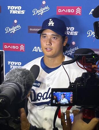 　試合後、取材に応じる大谷（共同）