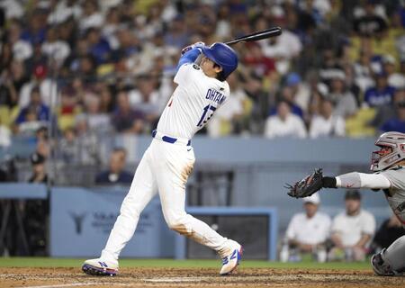 　米大リーグ、フィリーズ戦の８回、５０号ソロを放つドジャース・大谷翔平。メジャー史上６人目となる２年連続のシーズン50本塁打に到達した（共同）