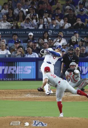 　８回、５０号ソロを放つ大谷。メジャー史上６人目となる２年連続のシーズン５０本塁打に到達した（共同）