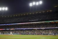 　フィリーズ戦の１回、シュワバーと対戦するドジャース先発の大谷（共同）