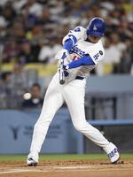 　フィリーズ戦の１回、二塁内野安打を放つドジャース・大谷（共同）
