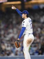 　フィリーズ戦の５回、左翼手の好守をたたえるドジャース先発の大谷（共同）