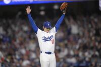 　フィリーズ戦の５回、左翼手の好守を喜ぶドジャース先発の大谷（共同）