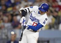 　フィリーズ戦の８回、50号ソロを放つドジャース・大谷翔平。メジャー史上６人目となる２年連続の50本塁打に到達した（共同）