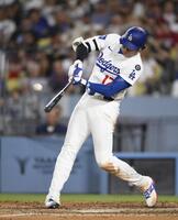 　フィリーズ戦の８回、50号ソロを放つドジャース・大谷翔平。メジャー史上６人目となる２年連続の50本塁打に到達した（共同）