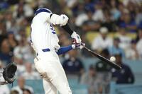 　８回、５０号ソロを放つ大谷（提供・ＡＰ／アフロ）