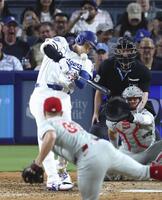 　フィリーズ戦の８回、50号ソロを放つドジャース・大谷翔平。メジャー史上６人目となる２年連続のシーズン50本塁打に到達した（共同）