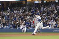 　フィリーズ戦の８回、50号ソロを放ったドジャース・大谷翔平。メジャー史上６人目となる２年連続のシーズン50本塁打に到達した（共同）