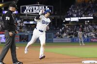 　フィリーズ戦の８回、50号ソロを放ち塁を回るドジャース・大谷翔平。メジャー史上６人目となる２年連続のシーズン50本塁打に到達した（共同）