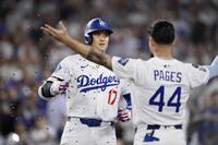 　フィリーズ戦の８回、５０号ソロを放ち、祝福されるドジャース・大谷翔平。メジャー史上６人目となる２年連続のシーズン50本塁打に到達した（共同）