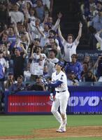 　フィリーズ戦の８回、５０号ソロを放つドジャース・大谷と盛り上がるファン（共同）