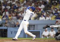 　米大リーグ、フィリーズ戦の８回、５０号ソロを放つドジャース・大谷翔平。メジャー史上６人目となる２年連続のシーズン50本塁打に到達した（共同）
