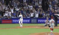 　８回、５０号ソロを放つ大谷。投手ロバートソン（３０）＝共同