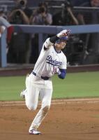 　フィリーズ戦の８回、５０号ソロを放って塁を回るドジャース・大谷（共同）