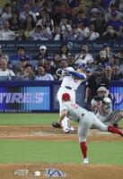　８回、５０号ソロを放つ大谷。メジャー史上６人目となる２年連続のシーズン５０本塁打に到達した（共同）