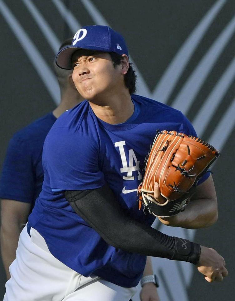 　キャッチボールする大谷（共同）