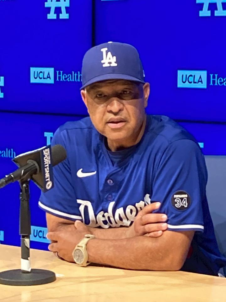 　試合前の記者会見で報道陣の質問に答えるロバーツ監督（撮影・小林信行）